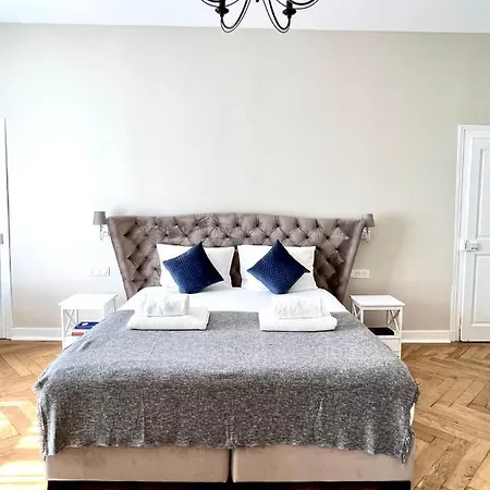 D Exception 100m2 Avec Parking - Centre Historique Chambéry